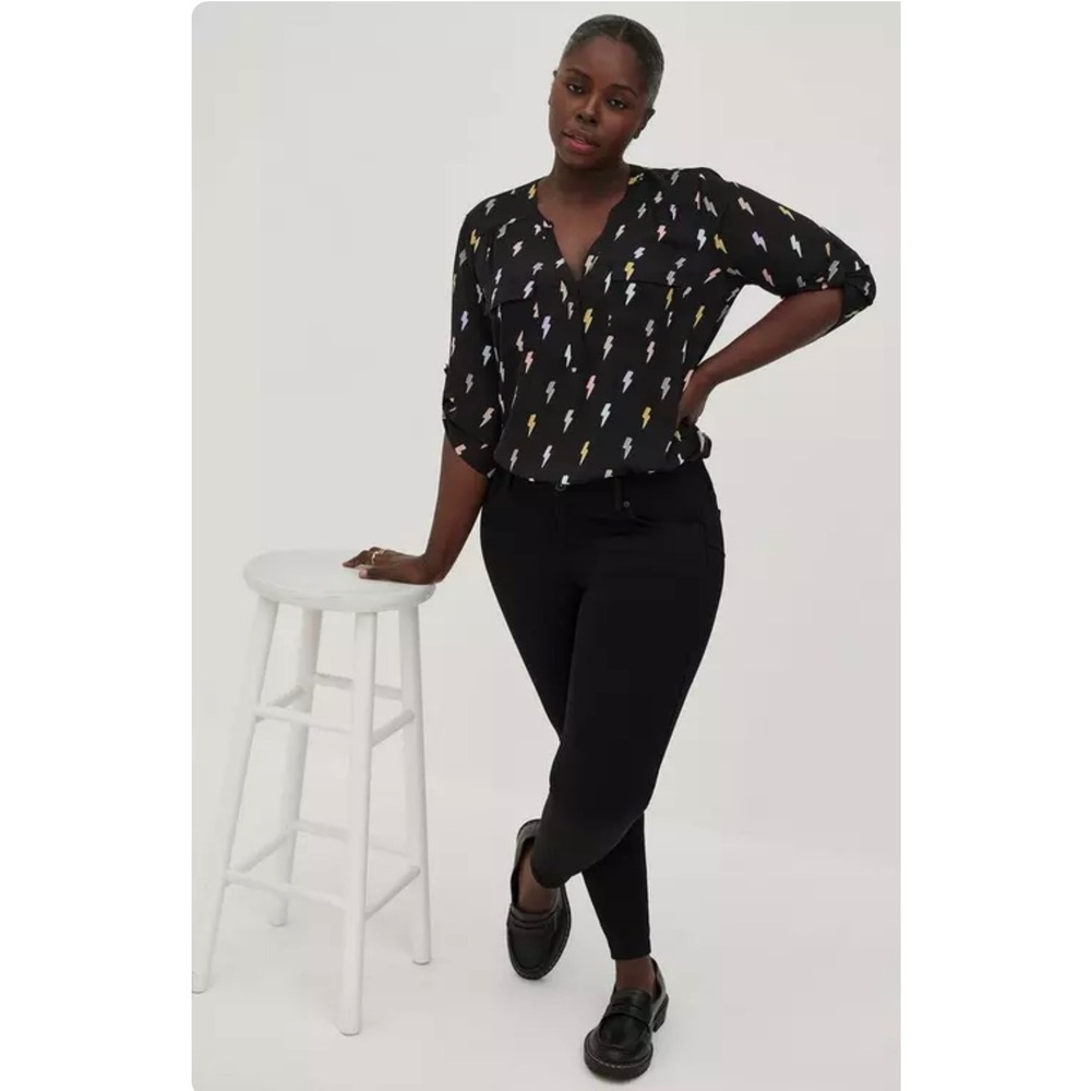 Torrid Harper Black Lightning Bolt Print Blouse Size‎ 4 Roll Tab Sleeve Top